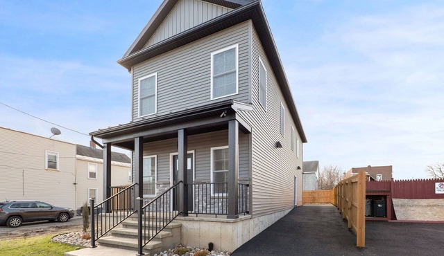 Brand New Modern Downtown Apartment, Convenient