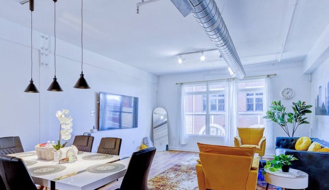 BRAND NEW Modern Spacious Loft in Downtown with free parking