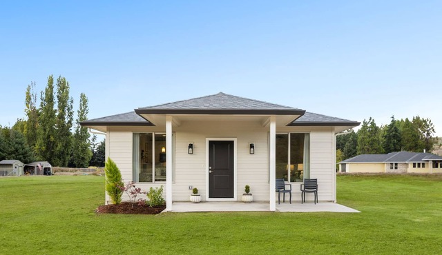Brand new, peaceful retreat next to Lewis river boat launch & water activities