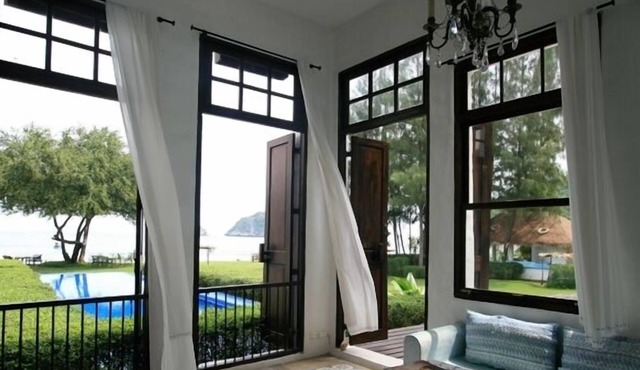 Brassiere Beach Resort