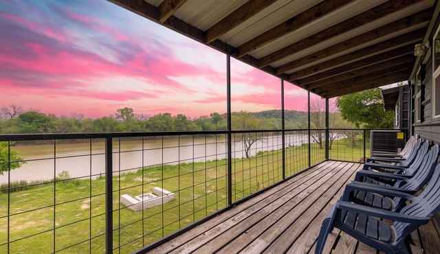 Brazos River Treehouse: Waterfront/Outdoor Activities/Firepit/Hammock/Pets
