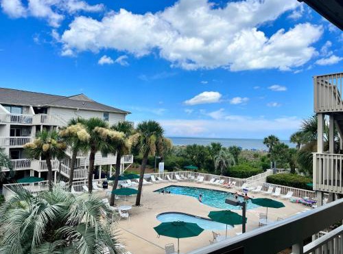 Breakers 220 Oceanfront Condo, Direct Beach Access, Heated Pool, Elevator, Renovated, Coligny Beach, Vacation Rental HHI LLC