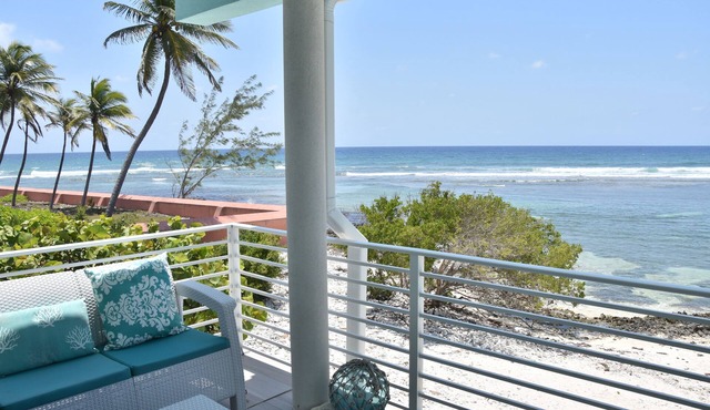 Breakers View Beach house perfect place to relax, unwind, sun, swim, snorkel t