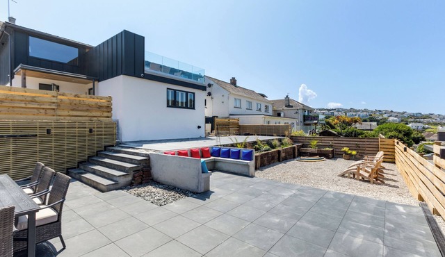 BREAKERS VIEW, family friendly, luxury holiday cottage in Polzeath