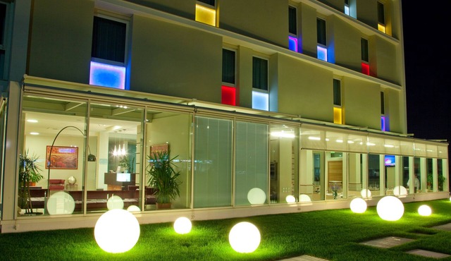 Breaking Business Hotel