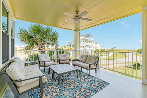 Breaking Waves - Open Airy Beautiful Ocean Views!