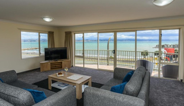 Breakwater Apartment Five - Napier Holiday Home