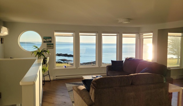 Breakwater.Oceanfront Executive Home w/hot tub overlooking Bay of Fundy