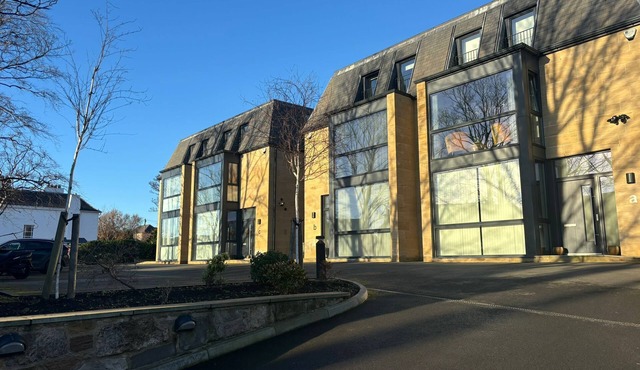 Breathtaking 4 bedroom townhouse In central Murrayfield location, free parking