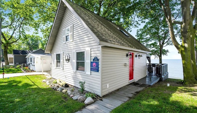 Breathtaking Beachfront Cottage with Nice Sights in Leamington, Ontario