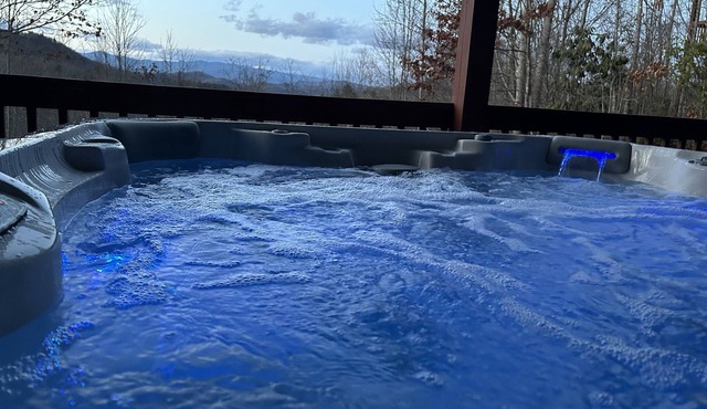 Breathtaking Mountain Views minutes from Brevard w/new Artesian Hot Tub