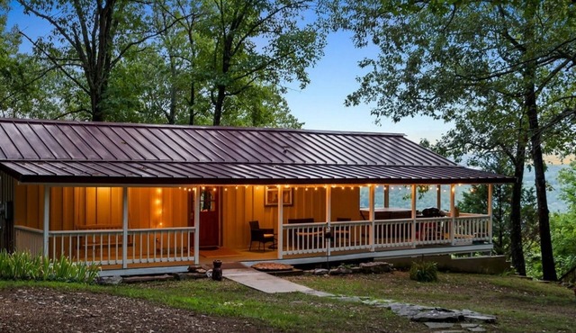 Breathtaking Ozark Views + Private Hot Tub