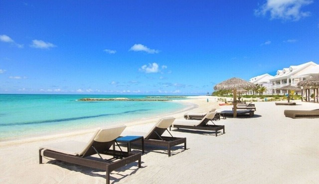 Breathtaking Pool Front 3-Bedroom Condo, Just 8-Min Walk to Pristine Beach!