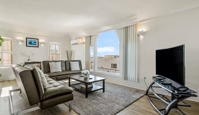Breathtaking View 2BD/1BTH Unit in Central SD