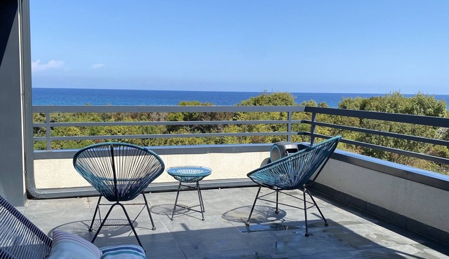 BREATHTAKING VIEW HEATED POOL, FEET IN THE WATER