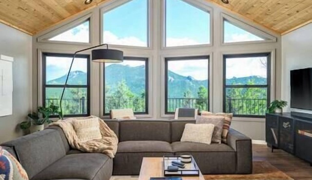 Breathtaking Views, Peaceful Luxe Chalet w/Hot Tub