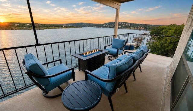 Breathtaking Views Above Lake Travis, Close To Austin w/Pool & Hot Tub