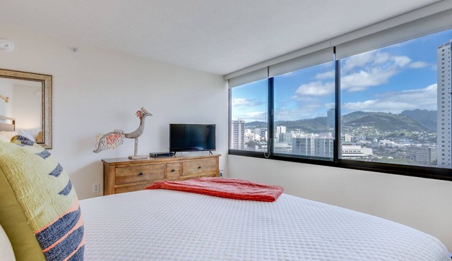 Breathtaking Views! AC, Full Kitchen, Washer/Dryer, FREE Wi-Fi & Parking!