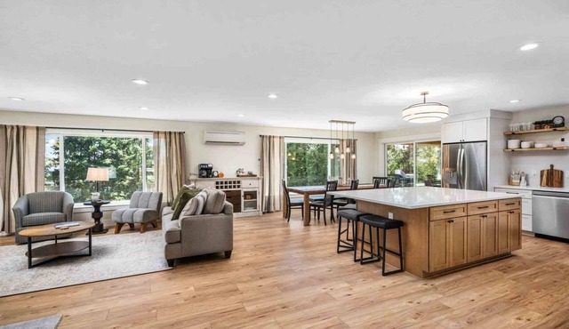 Breathtaking Wine Country Home w/Incredible Dundee Hills Vineyard Views, Covered Deck w/Hot Tub