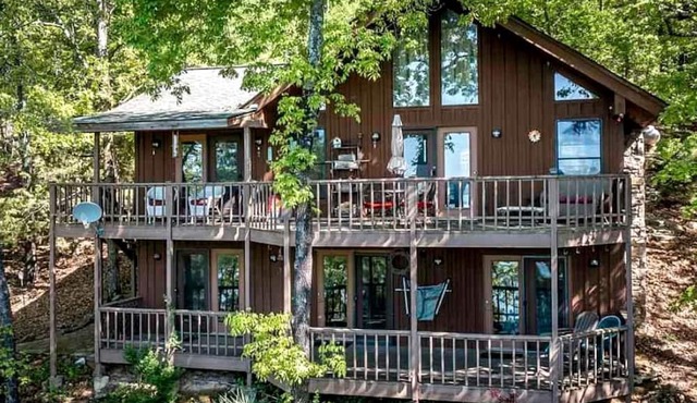 Breathtaking Wooden Cabin with Great Sights in Edgemont, Arkansas