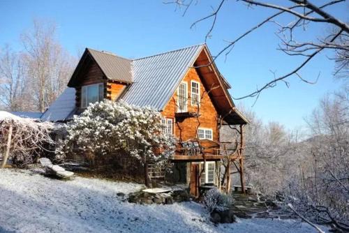 Breathtaking Year-Round Views from Luxury Cabin on New York-Vermont Border