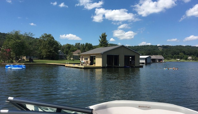 Breezeway Bay Waterfront Cabin with New Boathouse/Plenty of parking