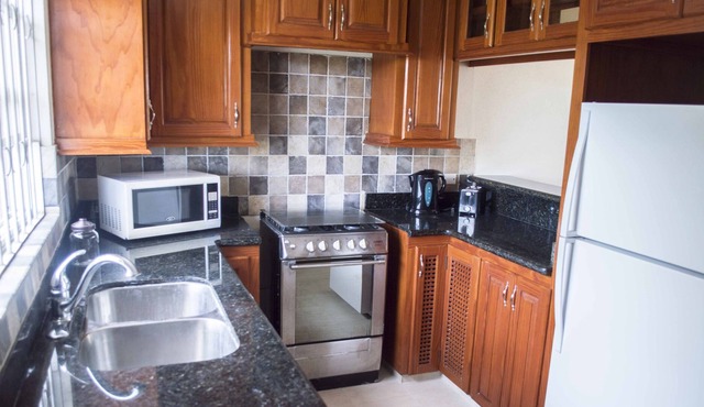 Breezy 2 Bedroom Townhouse w/ portable Wifi