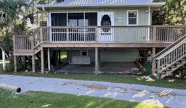 Breezy Bay Cabin – A Cozy Bayfront Retreat for Couples & Small Families