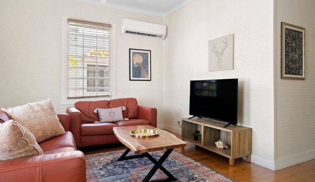 Breezy beach apt, steps to the sand! Full AC + Generator