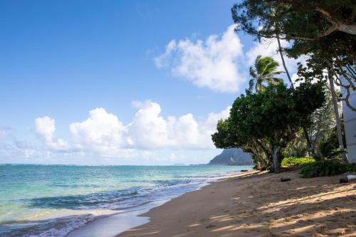 Breezy Beachfront Bali-Style Haven 180 Degree OceanView