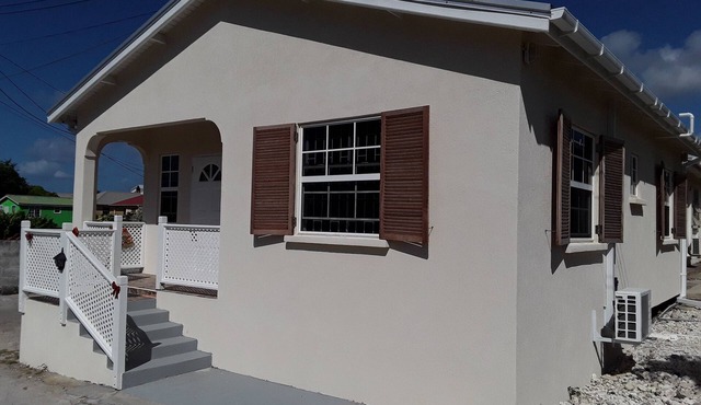 Breezy Bee - Newly Build Air Conditioned Bungalow near Silver Sands Beach
