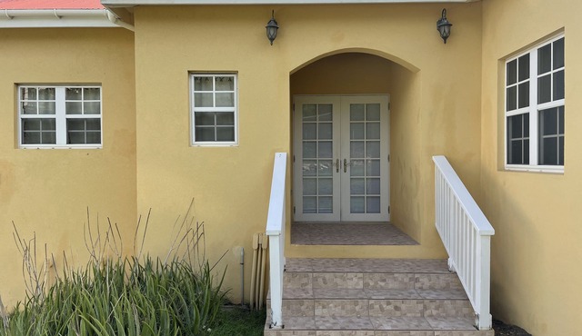 Breezy hillside executive house with great views near to St. Johns City