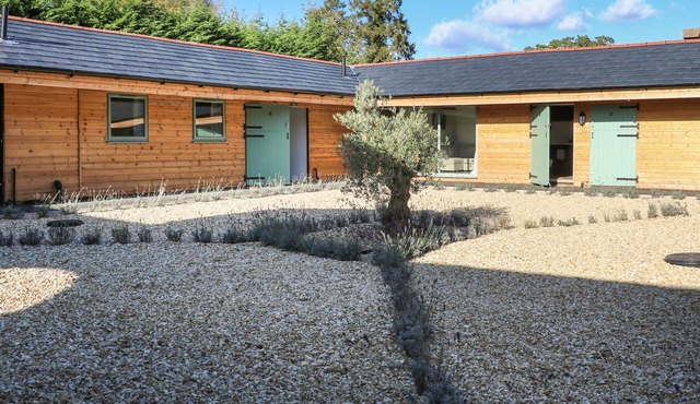 BREW - NO. 3, pet friendly, with a garden in Goring-On-Thames