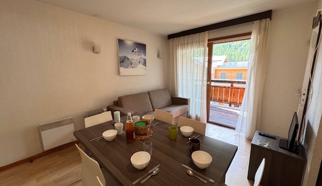 Bright 3-room apartment near slopes with balcony and parking