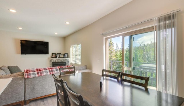 Brian Head Retreat w/Deck, Shuttle to Ski Slopes!