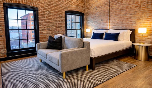 Brick & Bed Riverfront Lofts, T 408