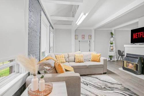 “Brick & Bloom” DT Loft | FreePrkg |AC+Firepl+Wifi
