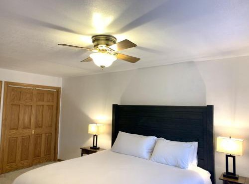 Bridge Inn Tomahawk - Suite 101, Kitchen, 1 Kind Size Bed, 2 Futons, Walkout, River View