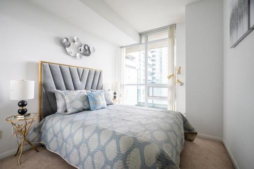 Bright 1 Bedroom & Den Condo Downtown Toronto
