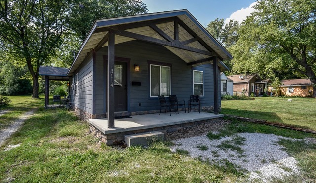 Bright 1 BR with Full Kitchen and Huge Yard
