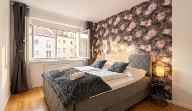 Bright 1BR Apartment with Living Room & Balcony