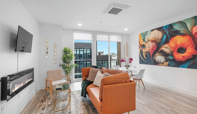 Bright 1BR Haven - Balcony + Skyline Views
