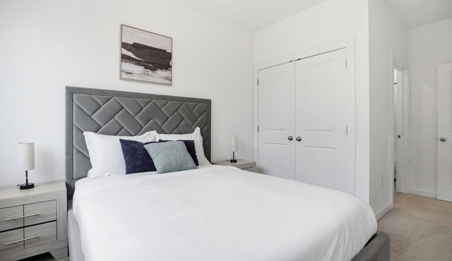 Bright 1BR unit in the Fairmount Square building