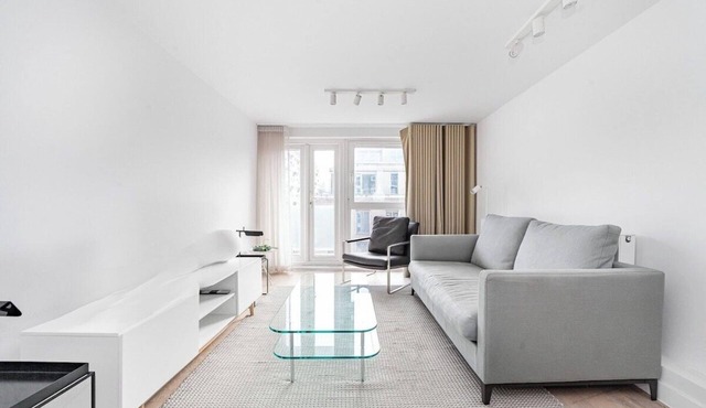 Bright 2-Bed, 2-Bath with Balcony