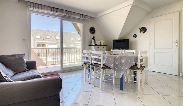 Bright 2-Bed Apt with Balcony & Parking for 5 in Stella Beach