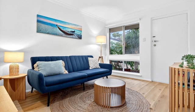 Bright 2-Bed Unit Near Scarborough Beach