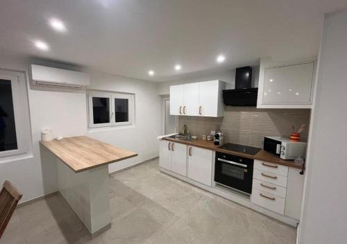 Bright 2 bedroom apartment Private parking 5 minutes from Valence