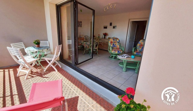 Bright 2-Bedroom Apartment with Balcony, Garage & Baby Equipment near Mayenne's Attractions