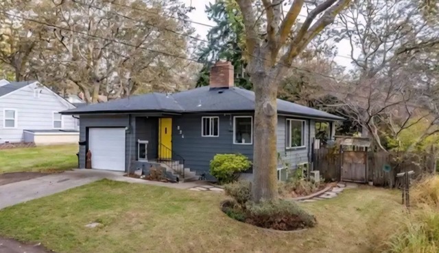 Bright 2bd/1ba main level of home, partial water view, close to old town.