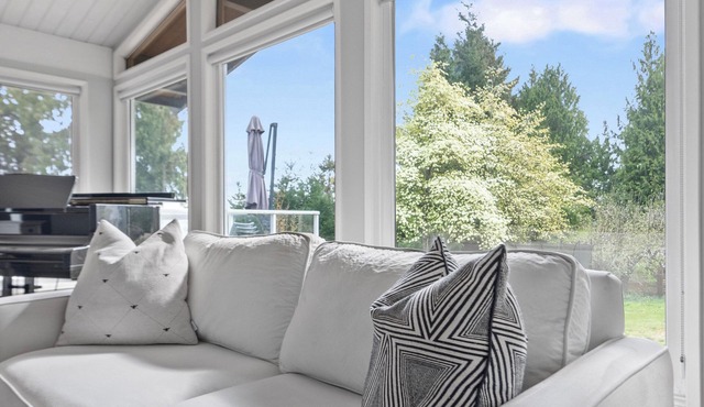 Bright 2bd suite with ocean views! Perfect getaway for family or friends!